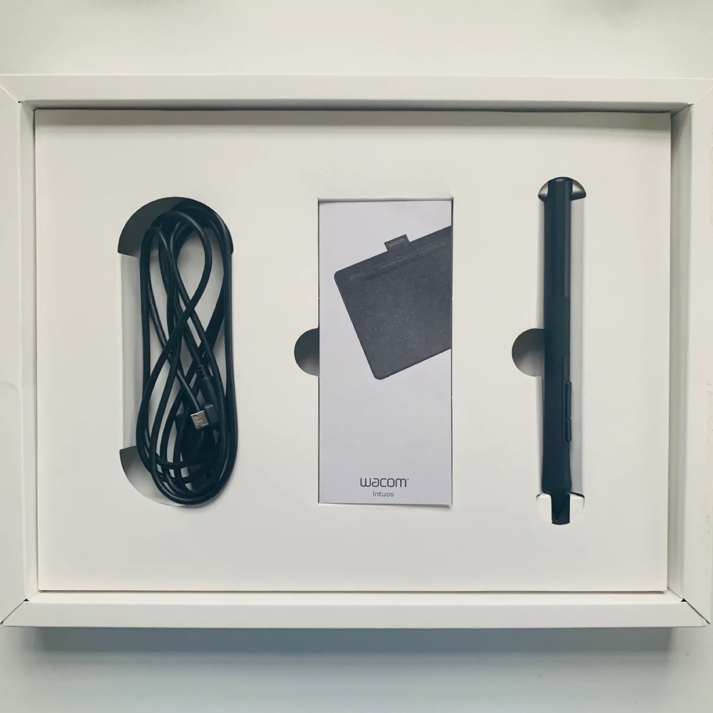 MOVING Sale! Wacom Intuos Drawing Tablet image indicator(6)