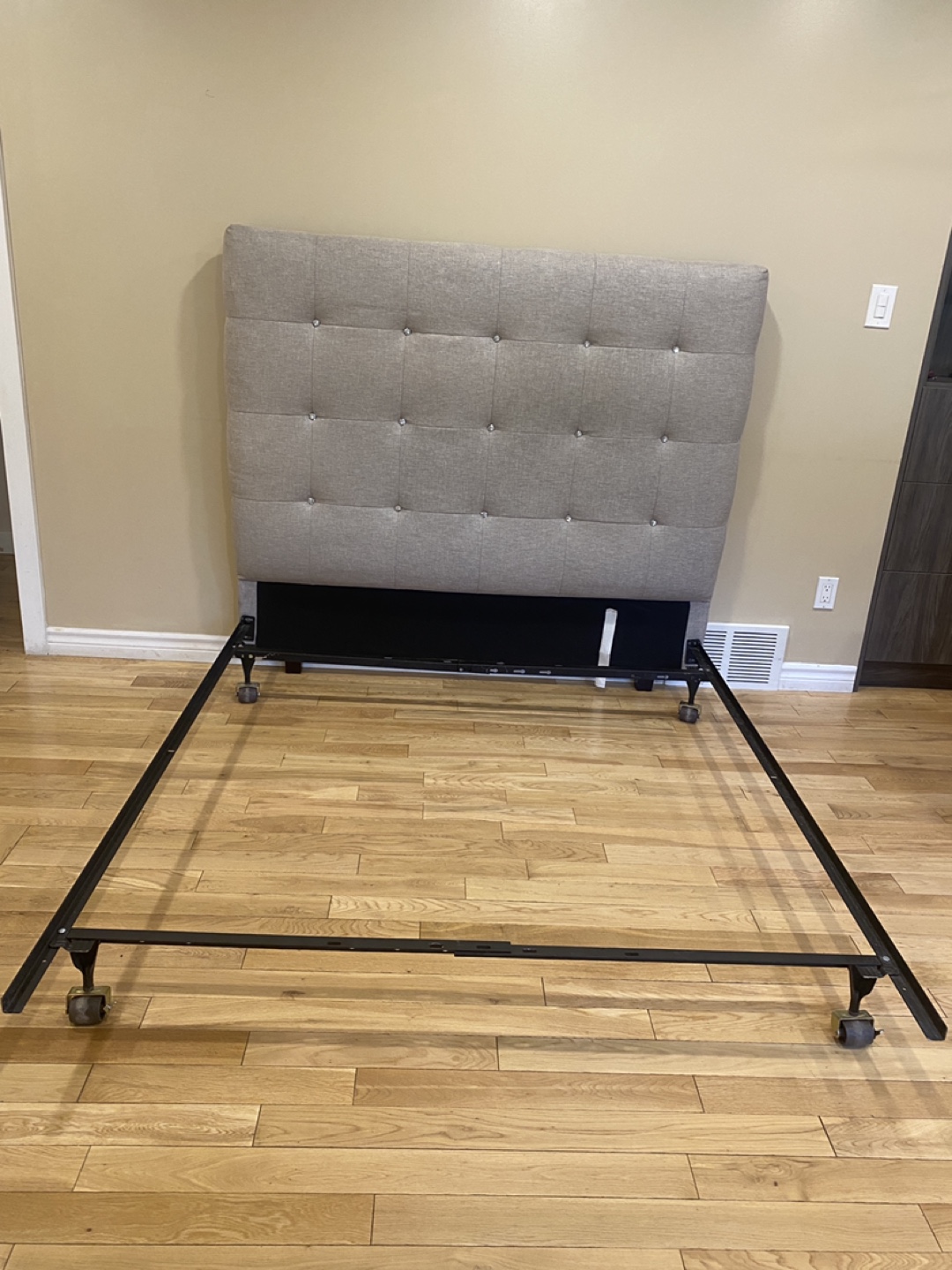 Modern Minimalist Queen Size Bed Frame (CAN DELIVER) - photo 4