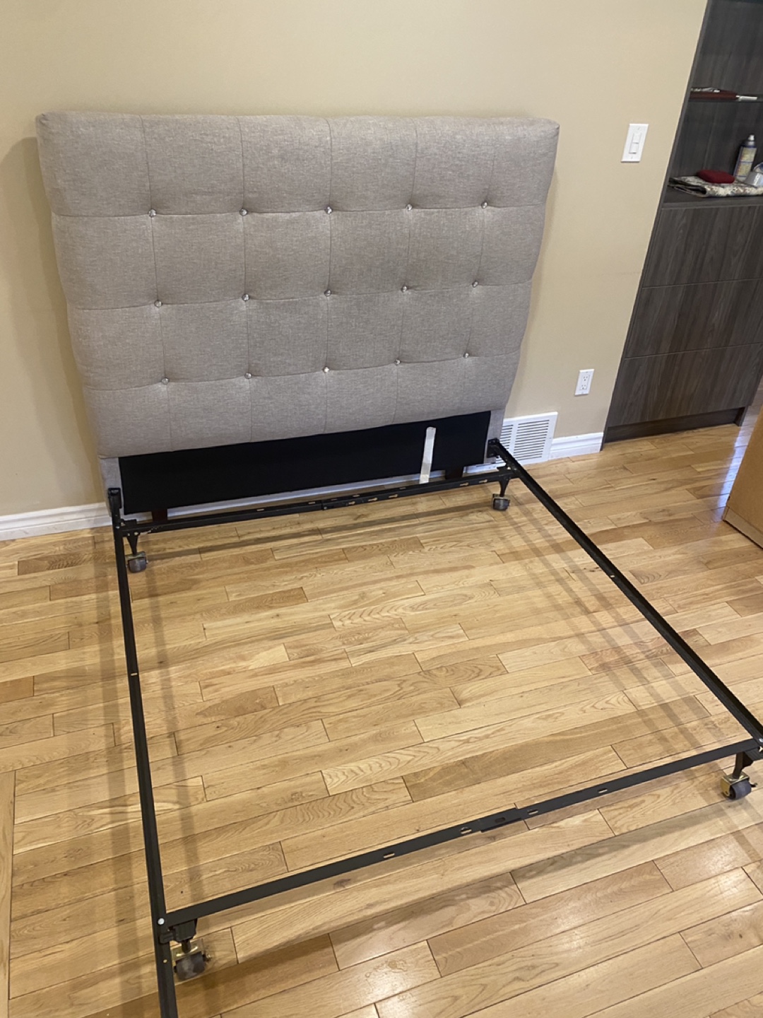 Modern Minimalist Queen Size Bed Frame (CAN DELIVER)