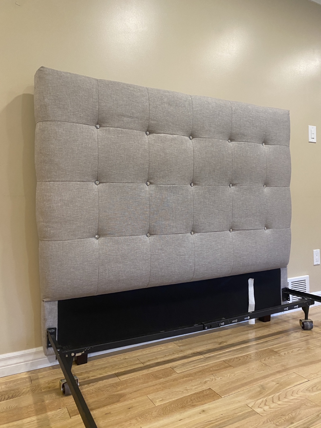 Modern Minimalist Queen Size Bed Frame (CAN DELIVER) - photo 3