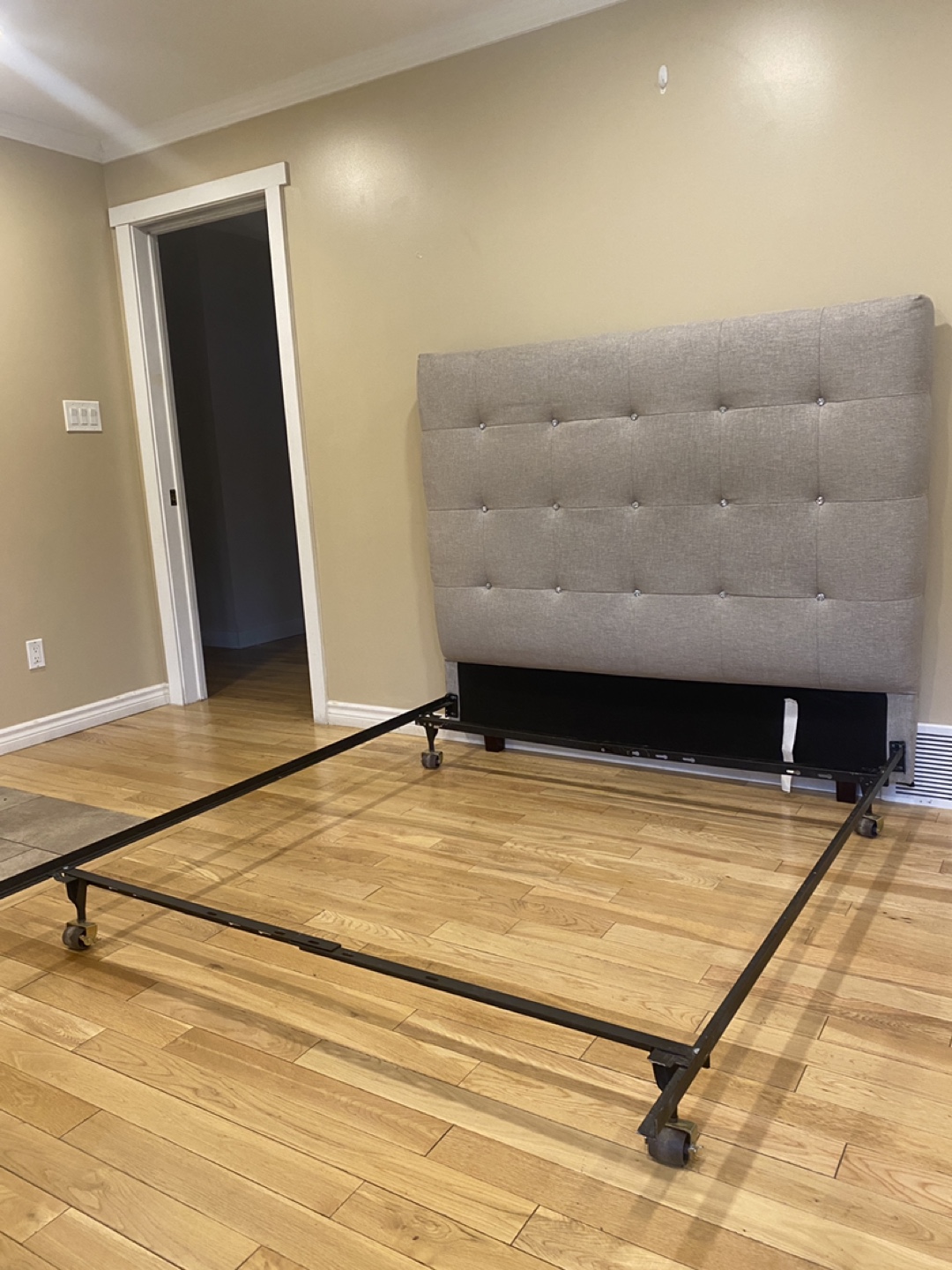 Modern Minimalist Queen Size Bed Frame (CAN DELIVER) - photo 2