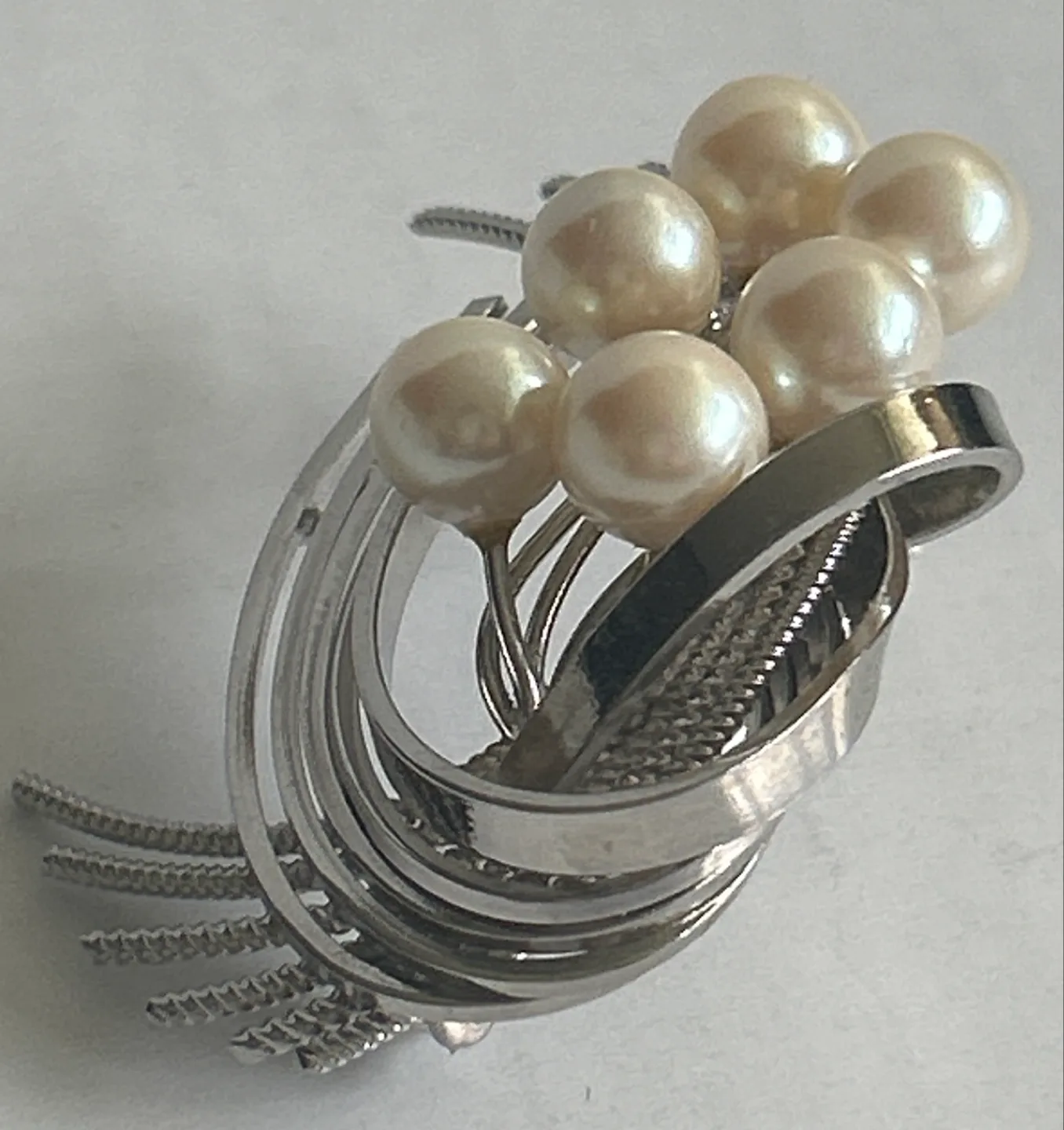 Vintage Silver Pearl Brooch image indicator(2)