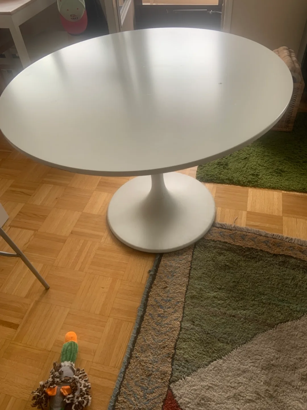 White Round Pedestal Dining Table image indicator(2)