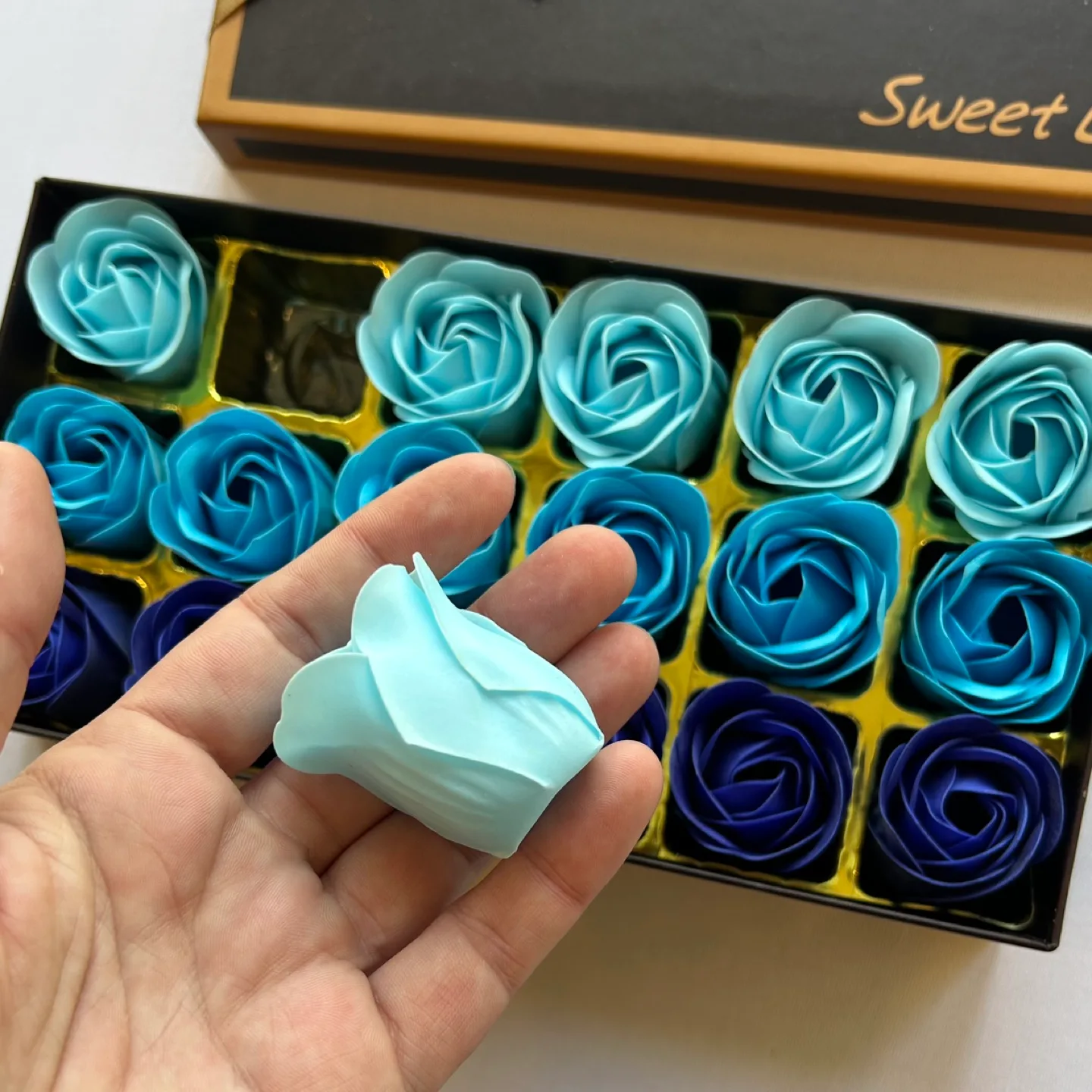 Sweet Love Rose Flower Shaped Bath Soaps with Gift Box Set of 18 image indicator(4)