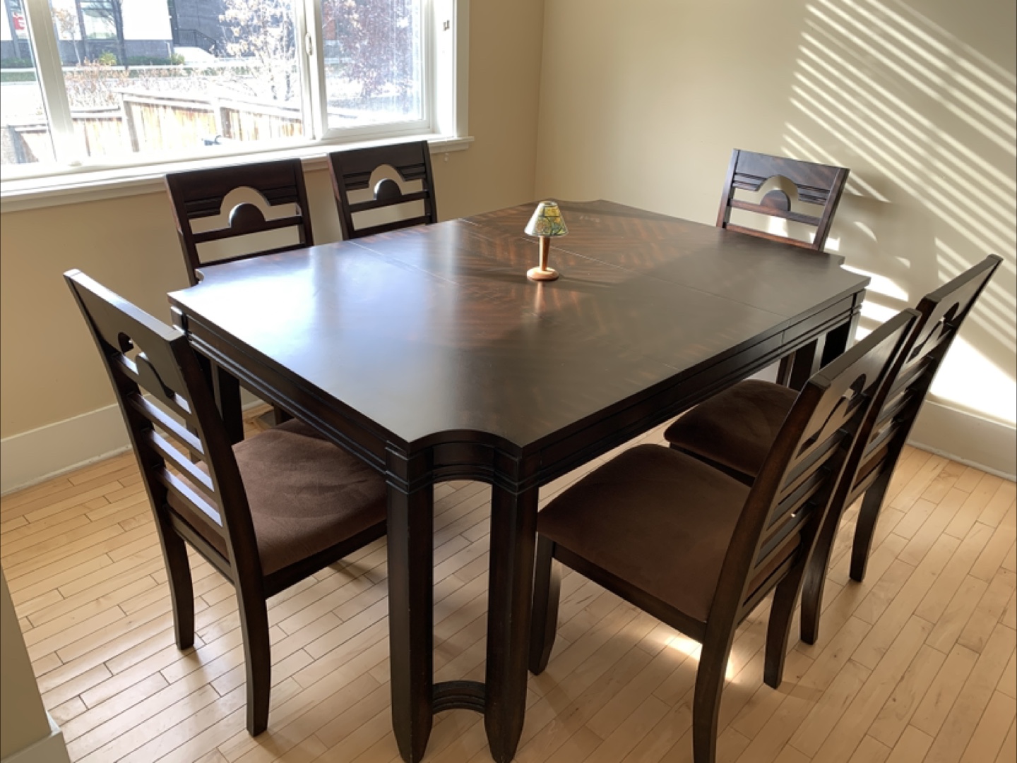 Dinning Table with 6 Chairs