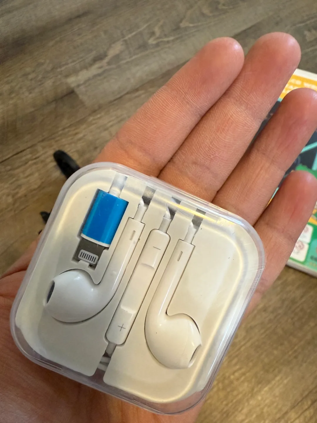 Apple Earpods with Lightning Connector thumbnail