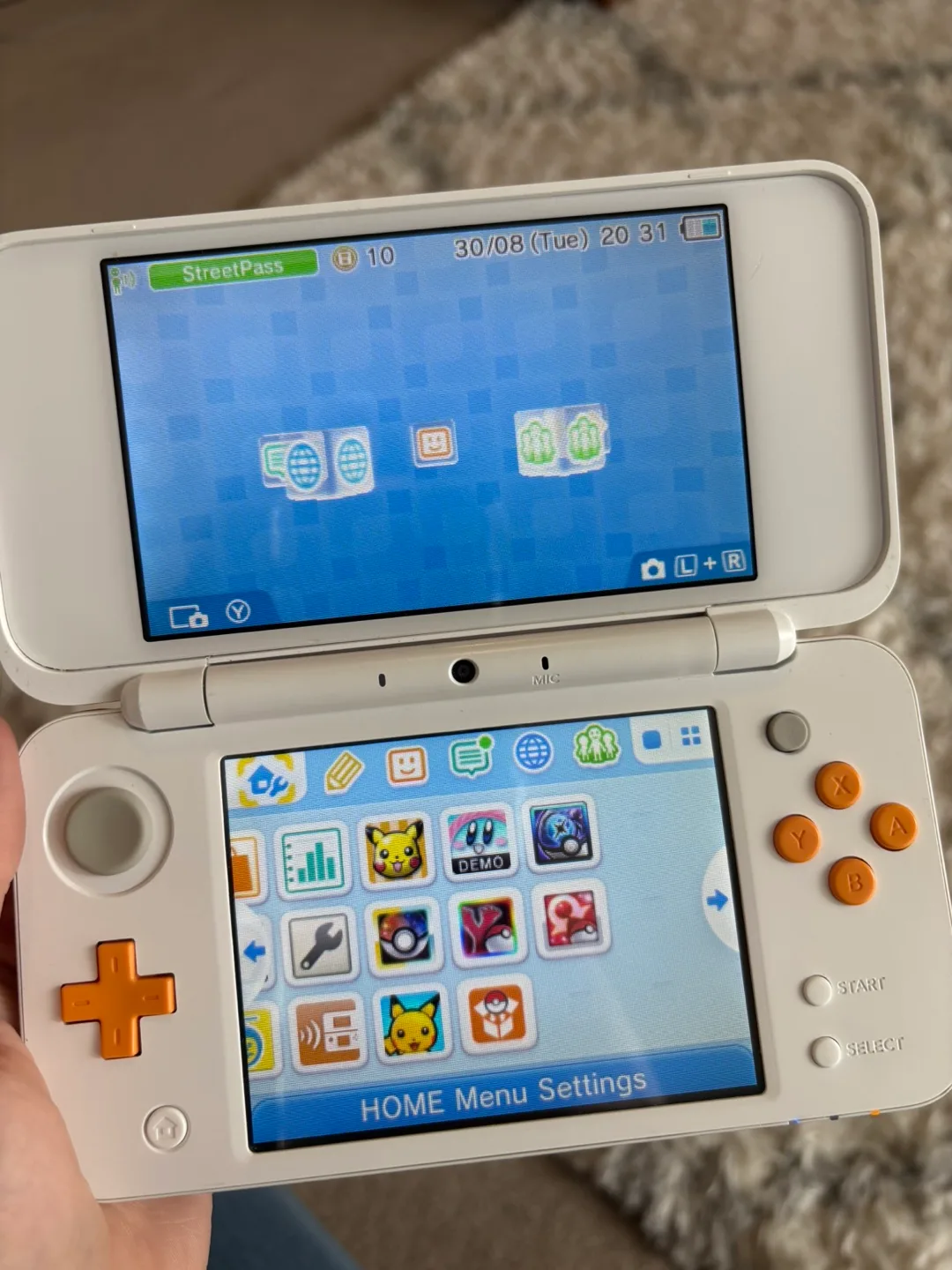 Nintendo 2DS XL White and Orange thumbnail