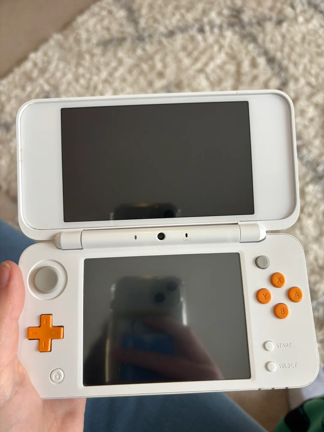 Nintendo 2DS XL White and Orange image indicator(2)
