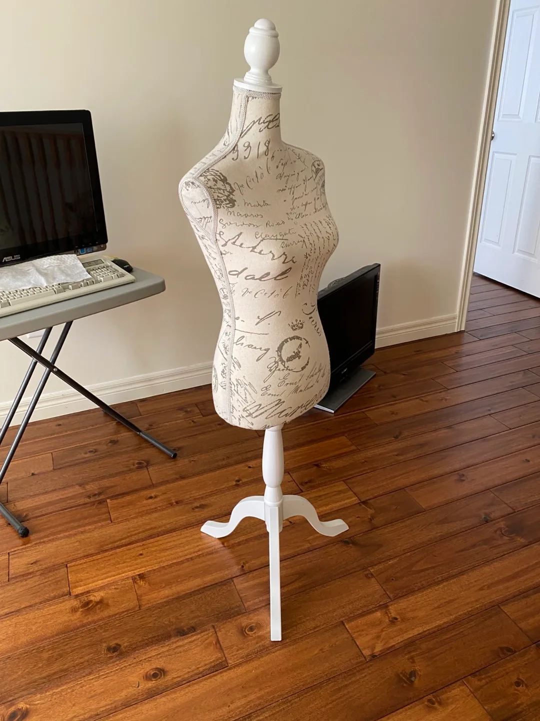 Mannequin: Female image indicator(2)