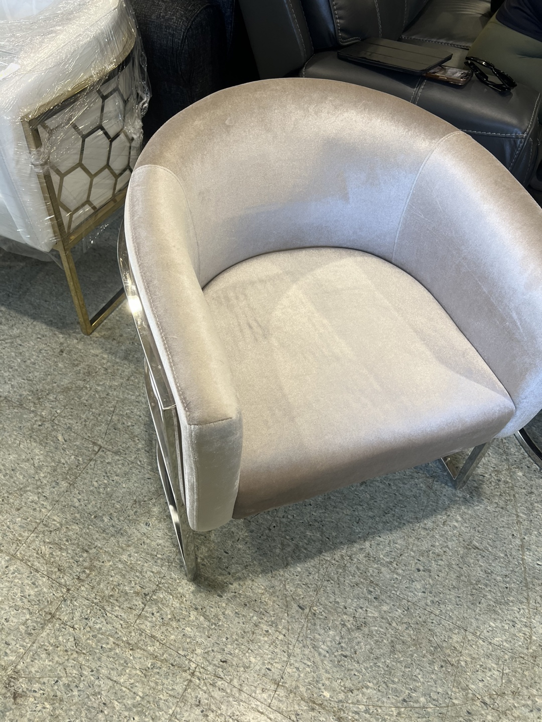 Elegant Accent Chair with Metal Frame - photo 3