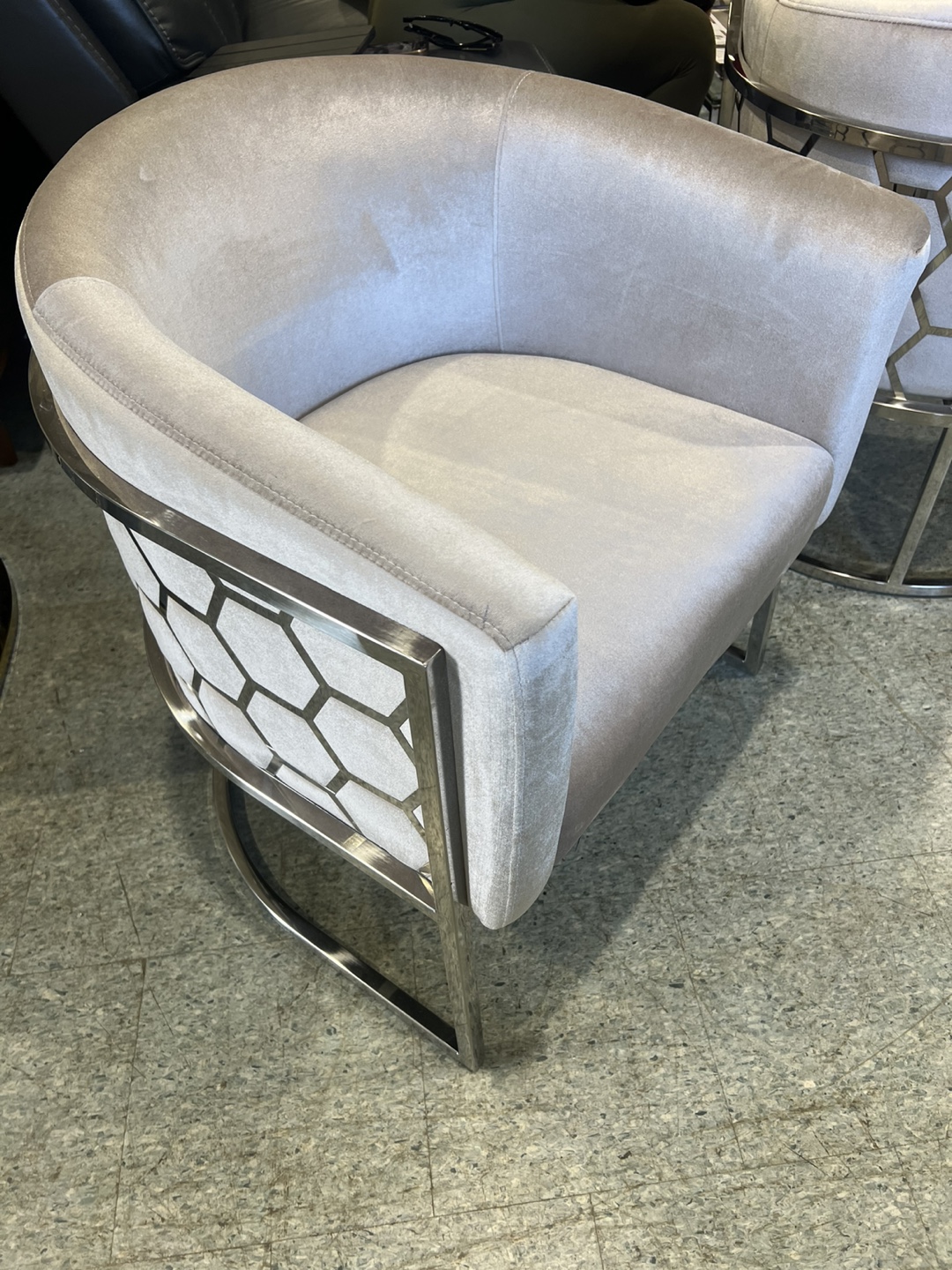Elegant Accent Chair with Metal Frame - photo 2