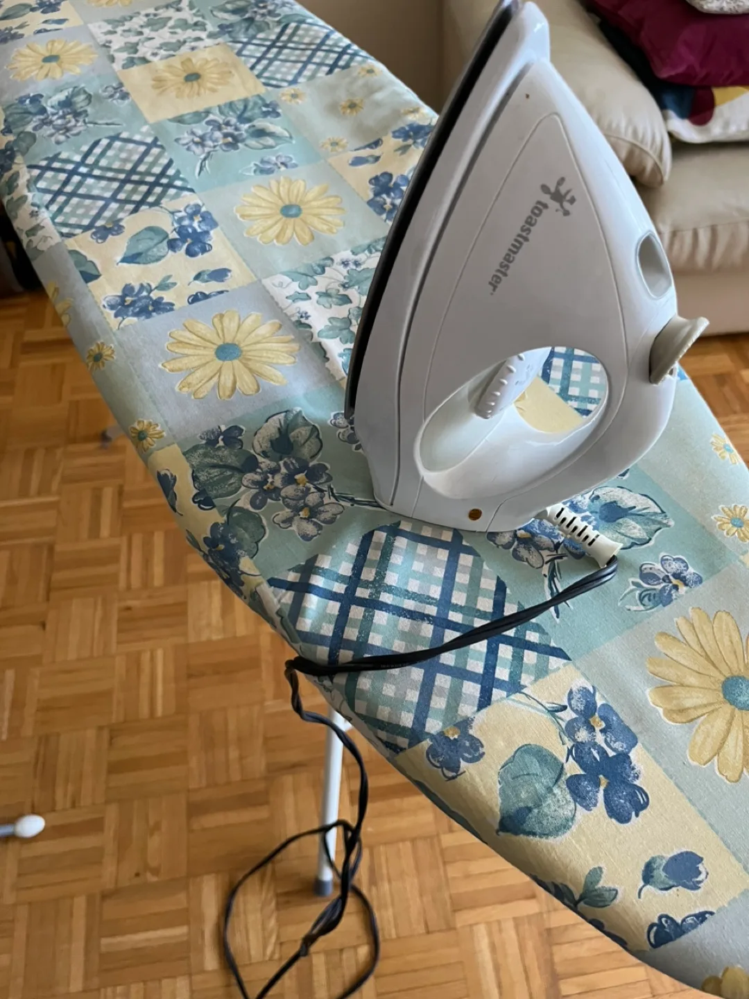 Toastmaster Iron and Ironing board and clothes drying rack set image indicator(2)