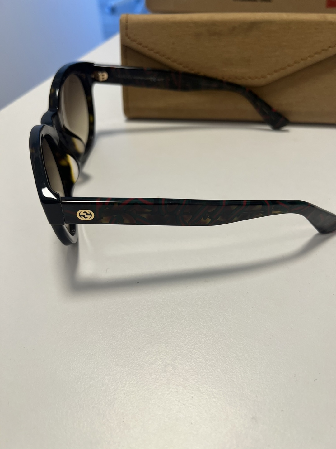 Authentic Gucci Sunglasses (no case) - photo 2
