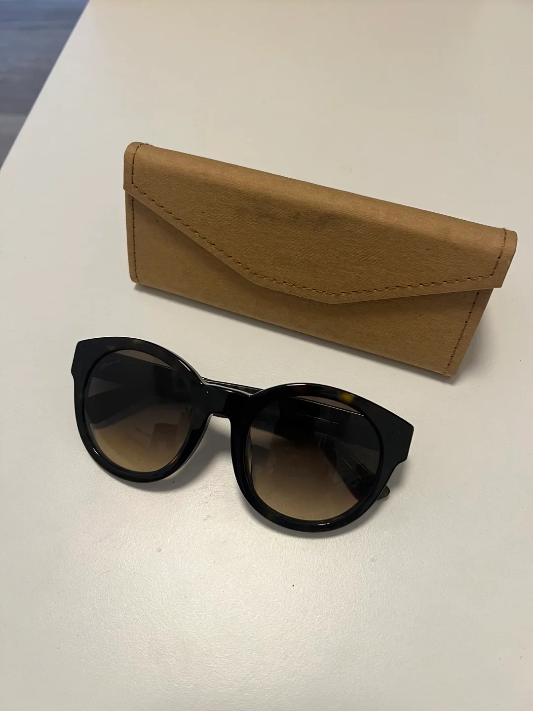 Authentic Gucci Sunglasses (no case) thumbnail