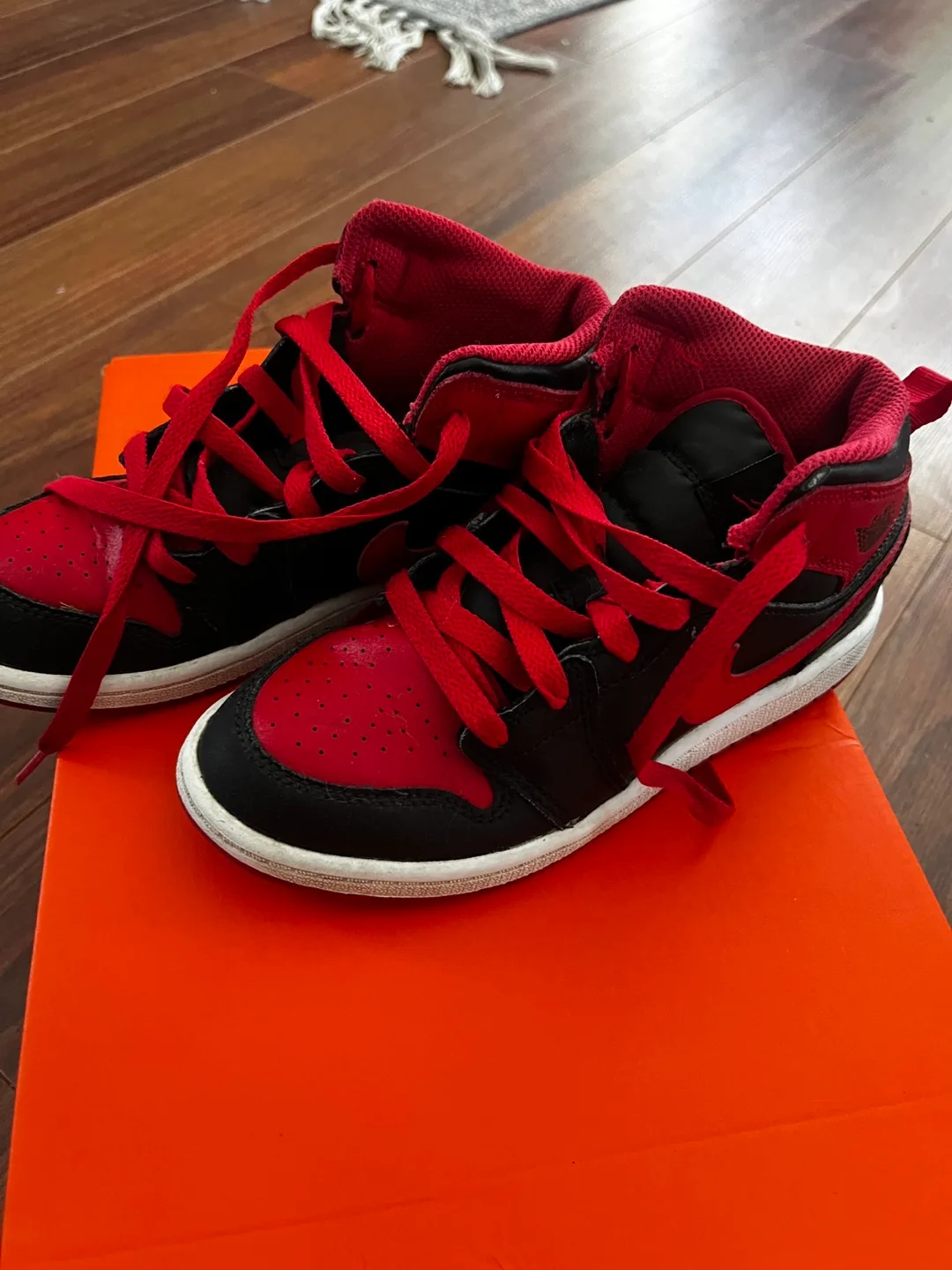 Air Jordan 1 Retro High OG GS (Youth Size 10.5) Red Black image indicator(5)