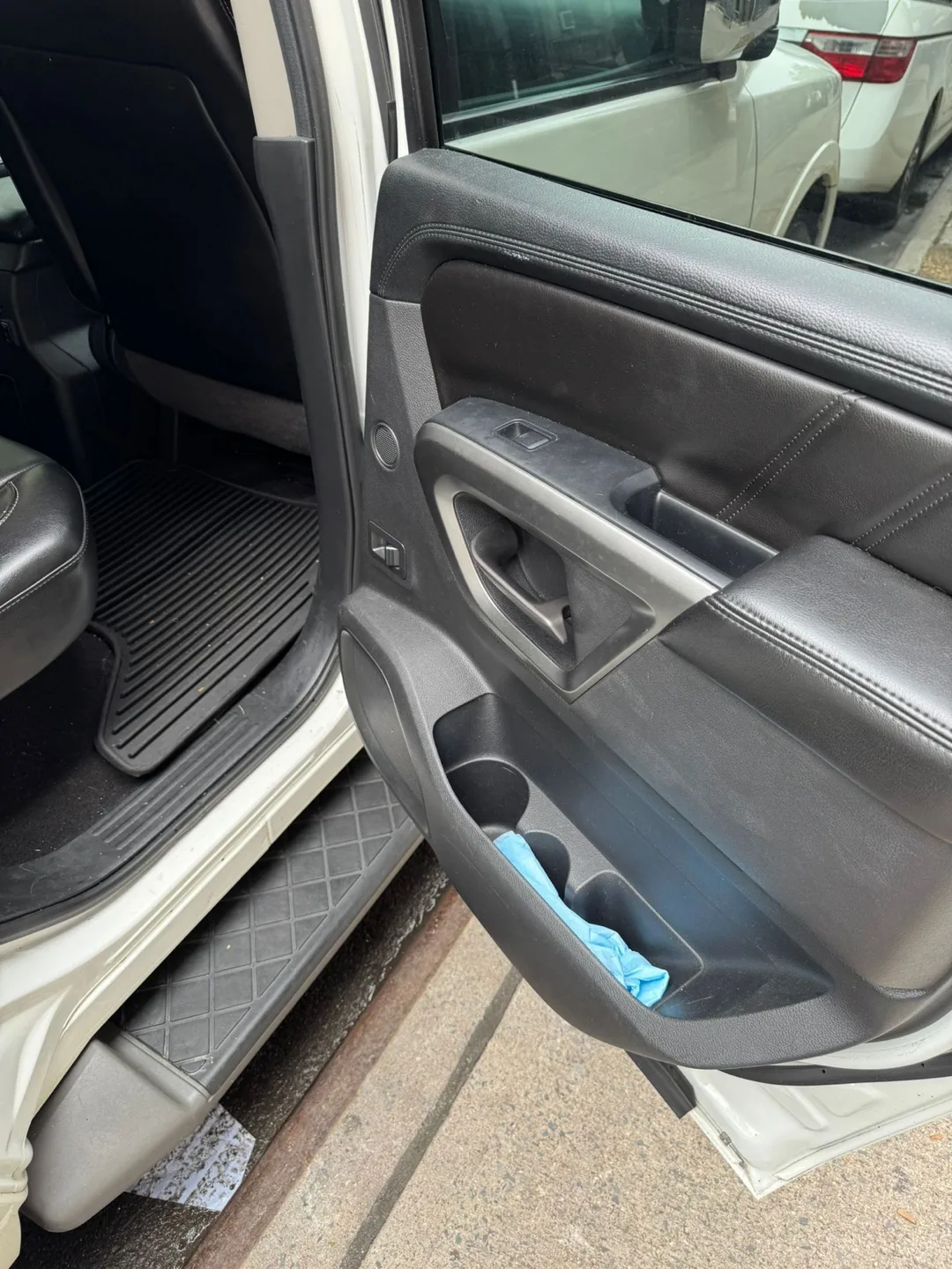 2015 Nissan Armada Platinum Leather Interior SUV image indicator(9)