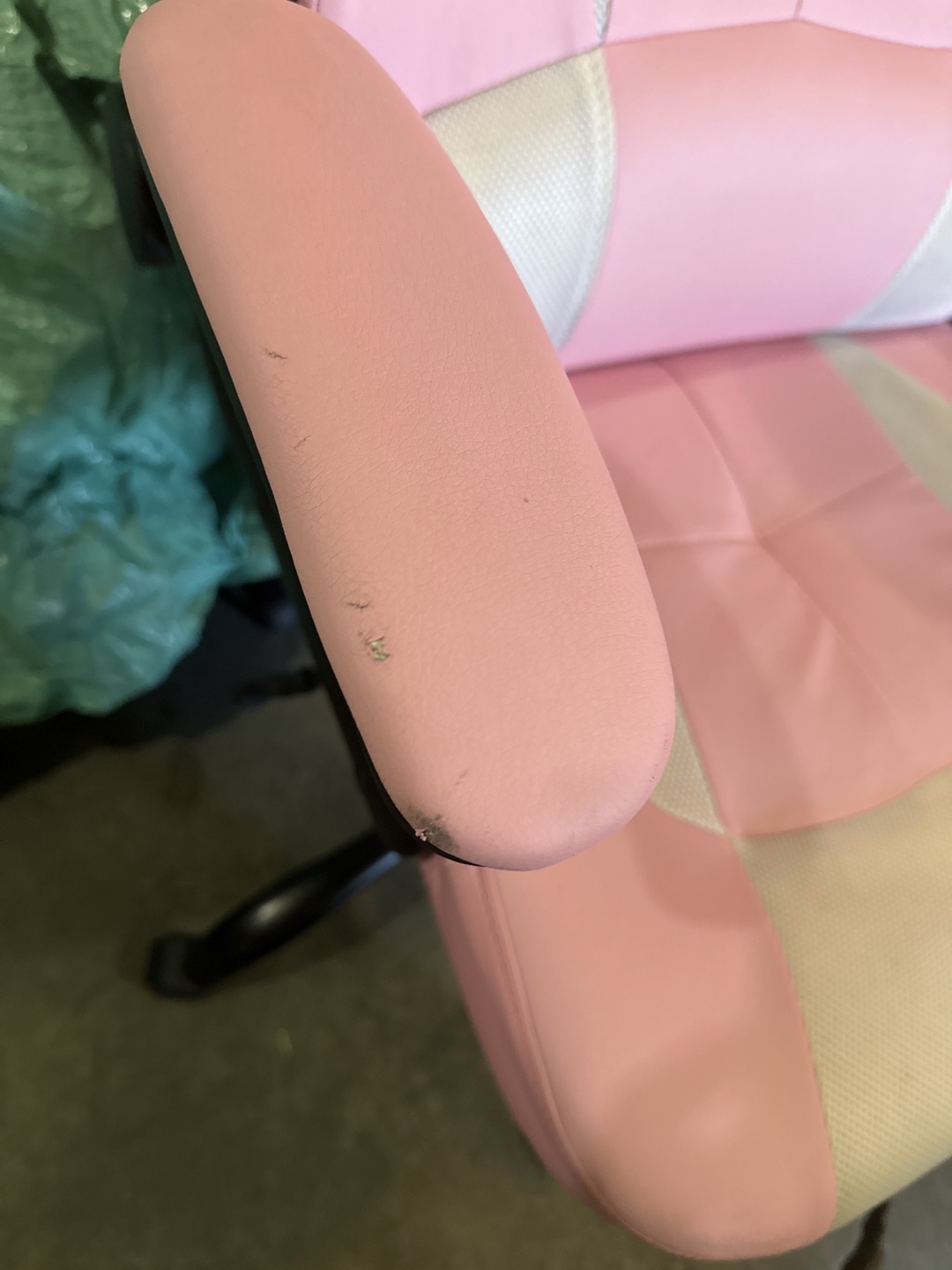 Pink and White Gaming Chair - photo 3