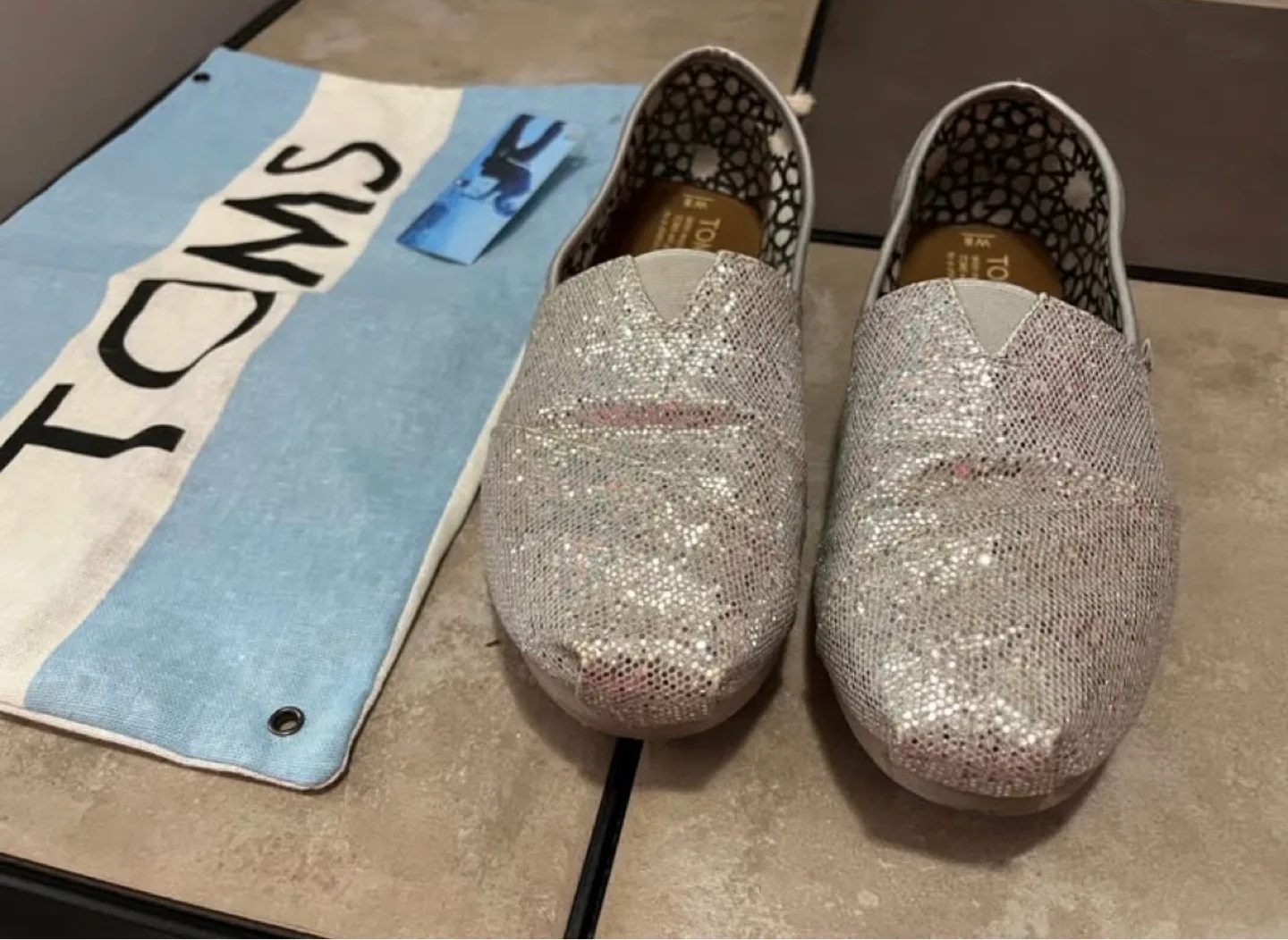 Size 8 Women’s Toms thumbnail