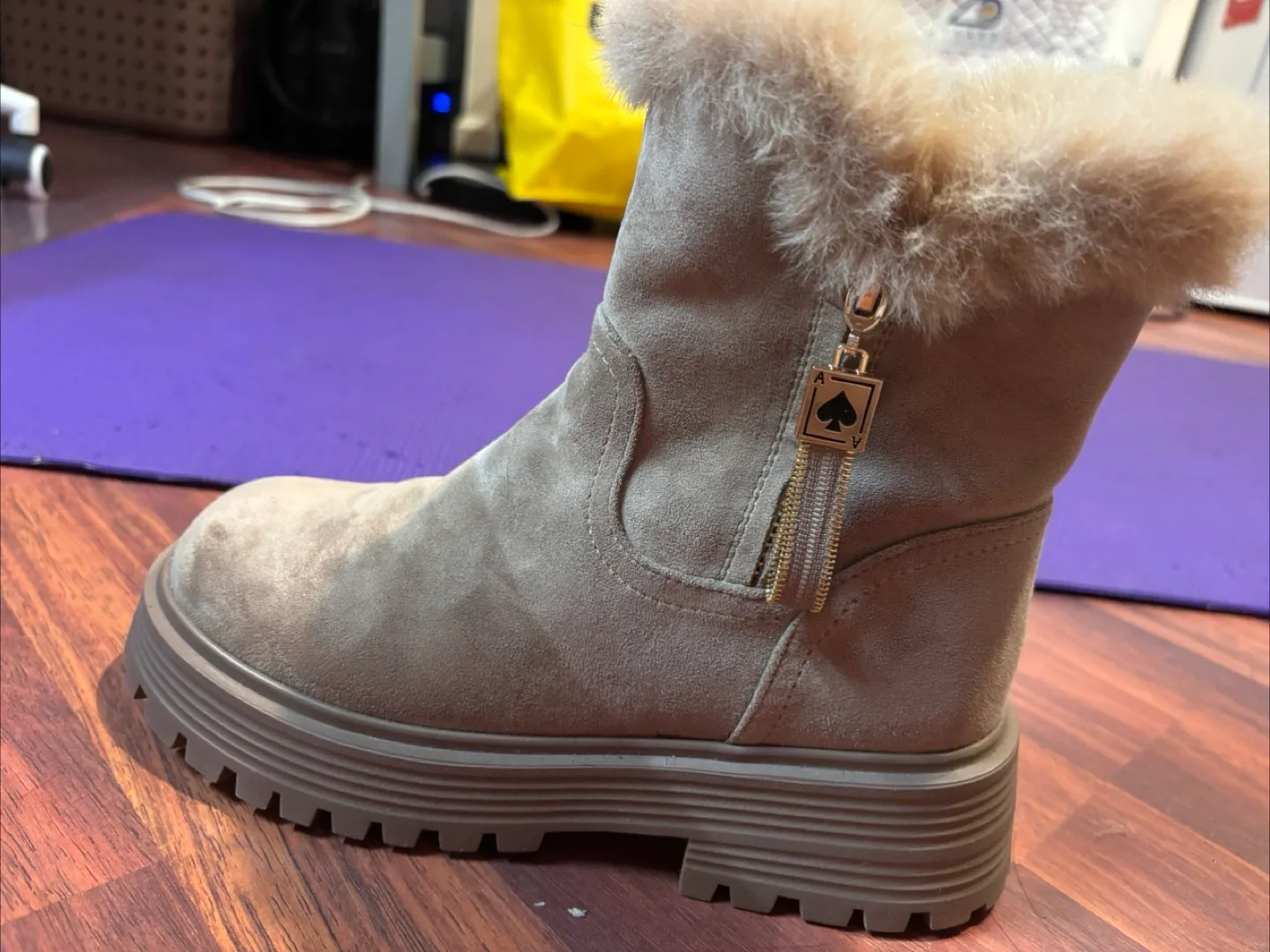 Cozy Winter Boots – Women’s Size 6 🏒 image indicator(2)