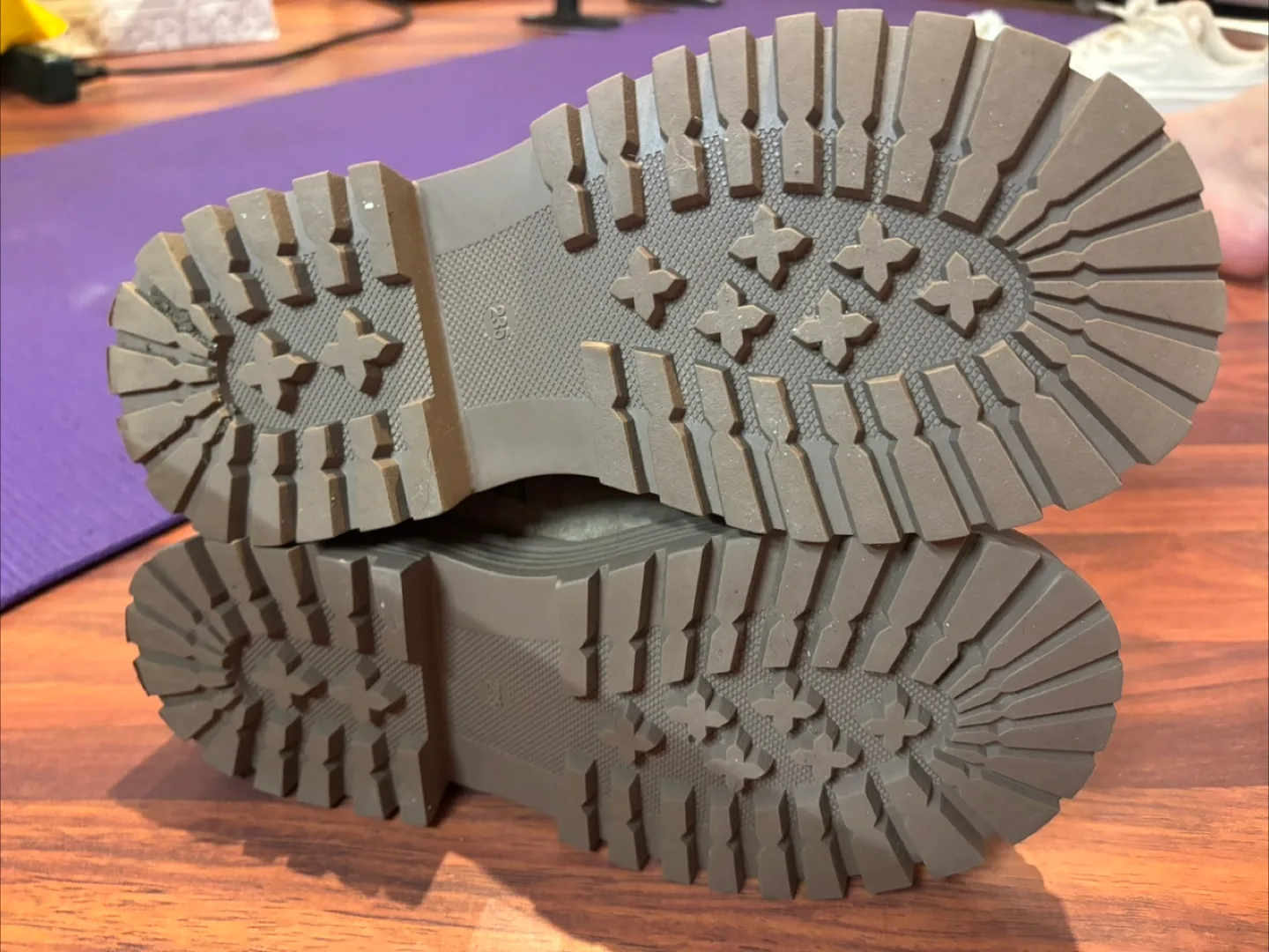 Cozy Winter Boots – Women’s Size 6 🏒 image indicator(4)