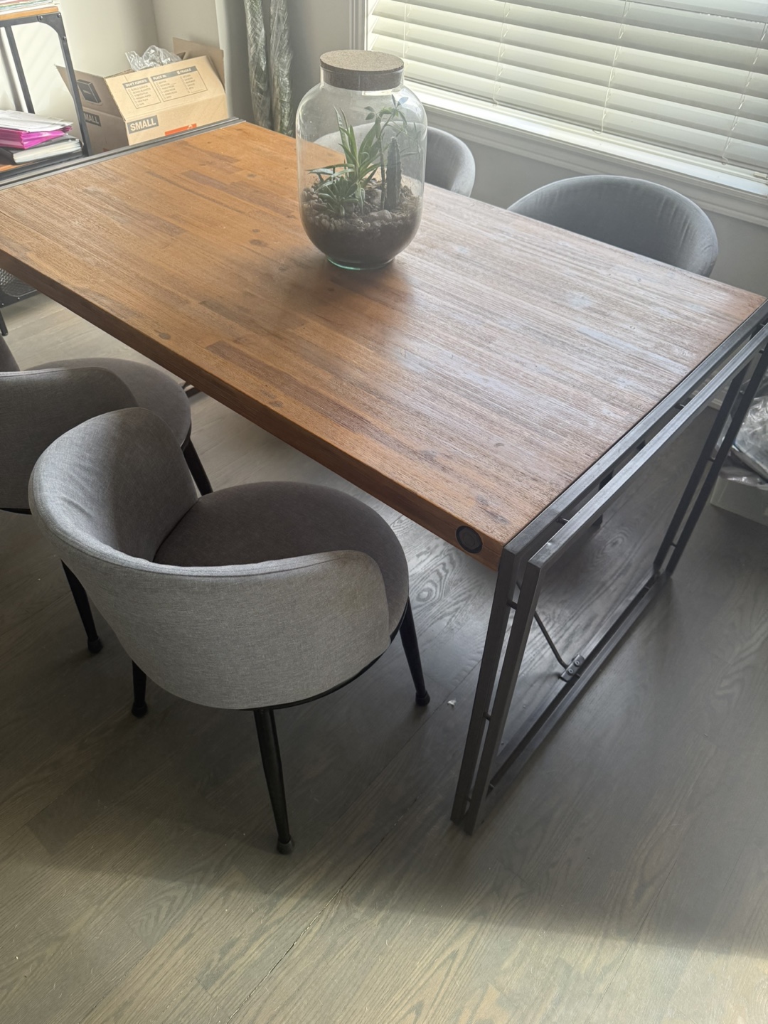Dining table with 4 gray chairs. Structube store