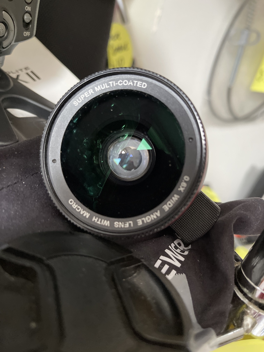 0.6X Wide Angle Lens with Macro for Smartphone - photo 2