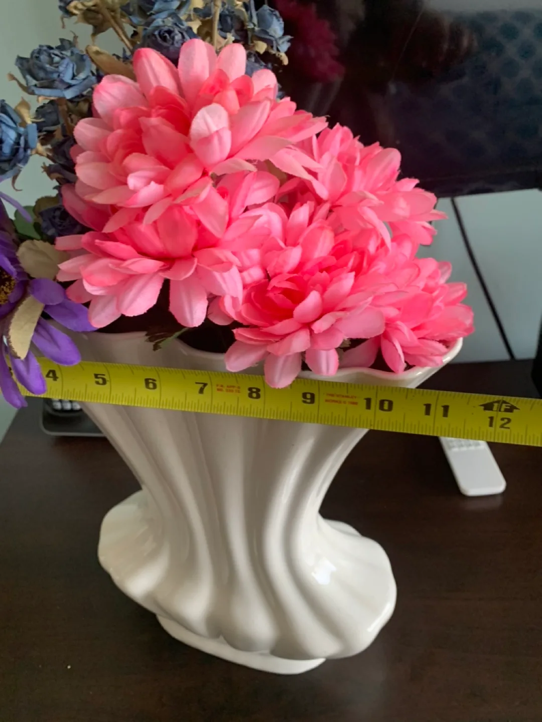 Vintage White Ceramic Vase image indicator(3)