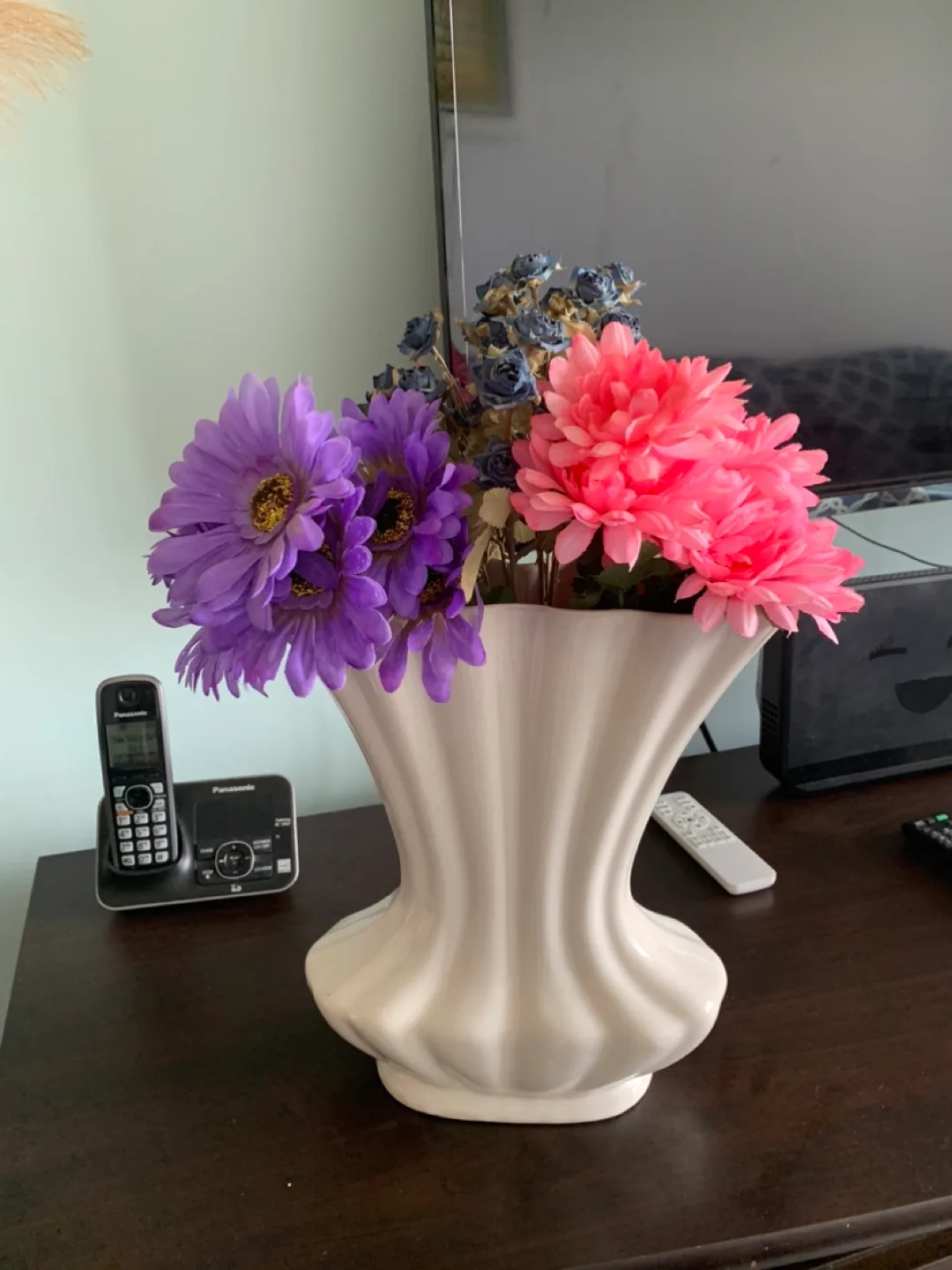 Vintage White Ceramic Vase image indicator(4)