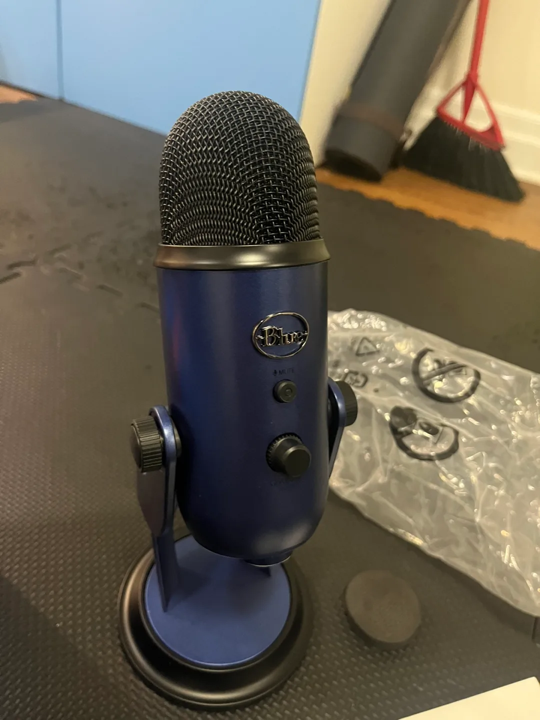 Blue Yeti USB Microphone - Blue Voice -  Navy image indicator(2)
