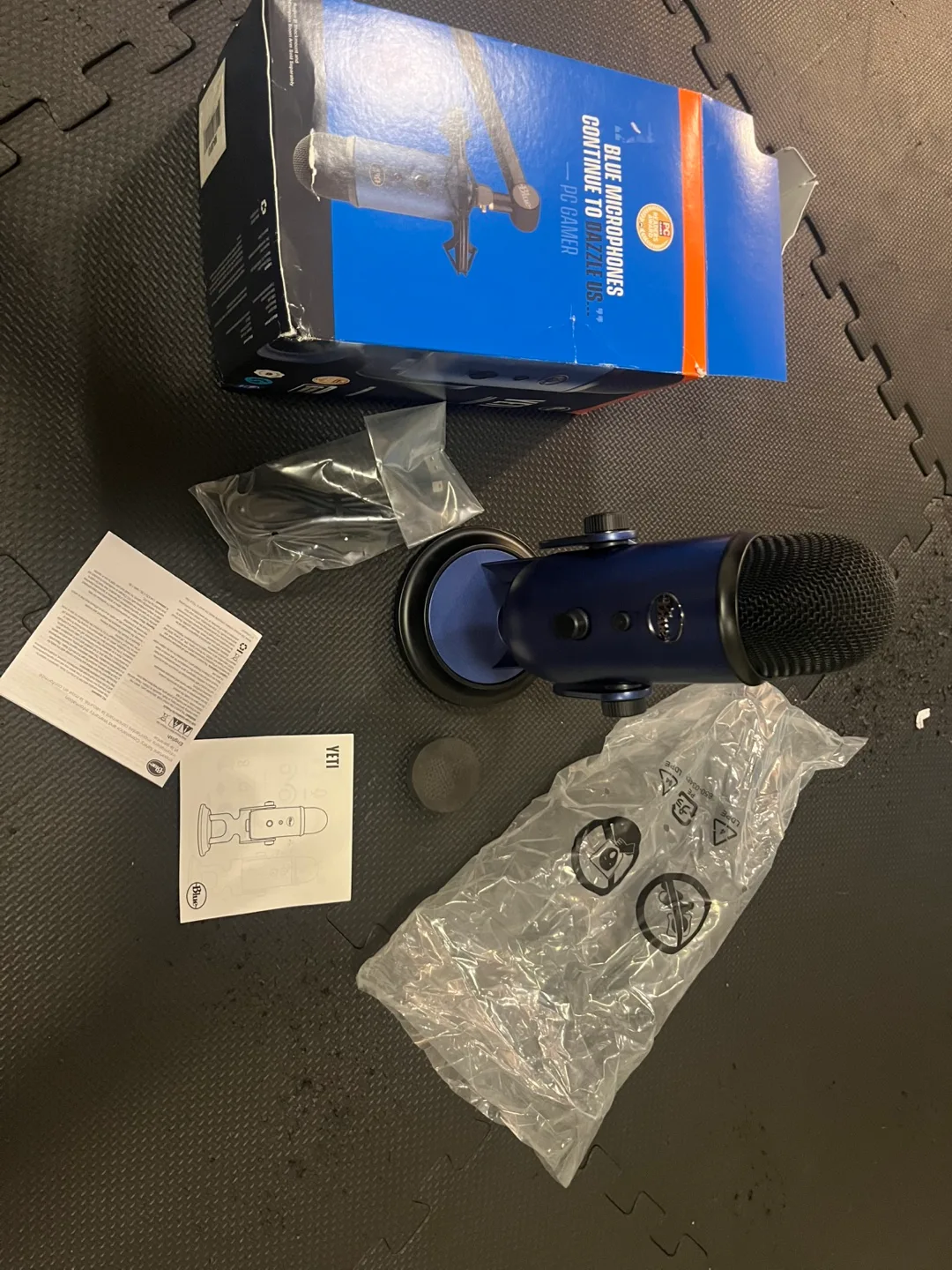 Blue Yeti USB Microphone - Blue Voice -  Navy image indicator(3)