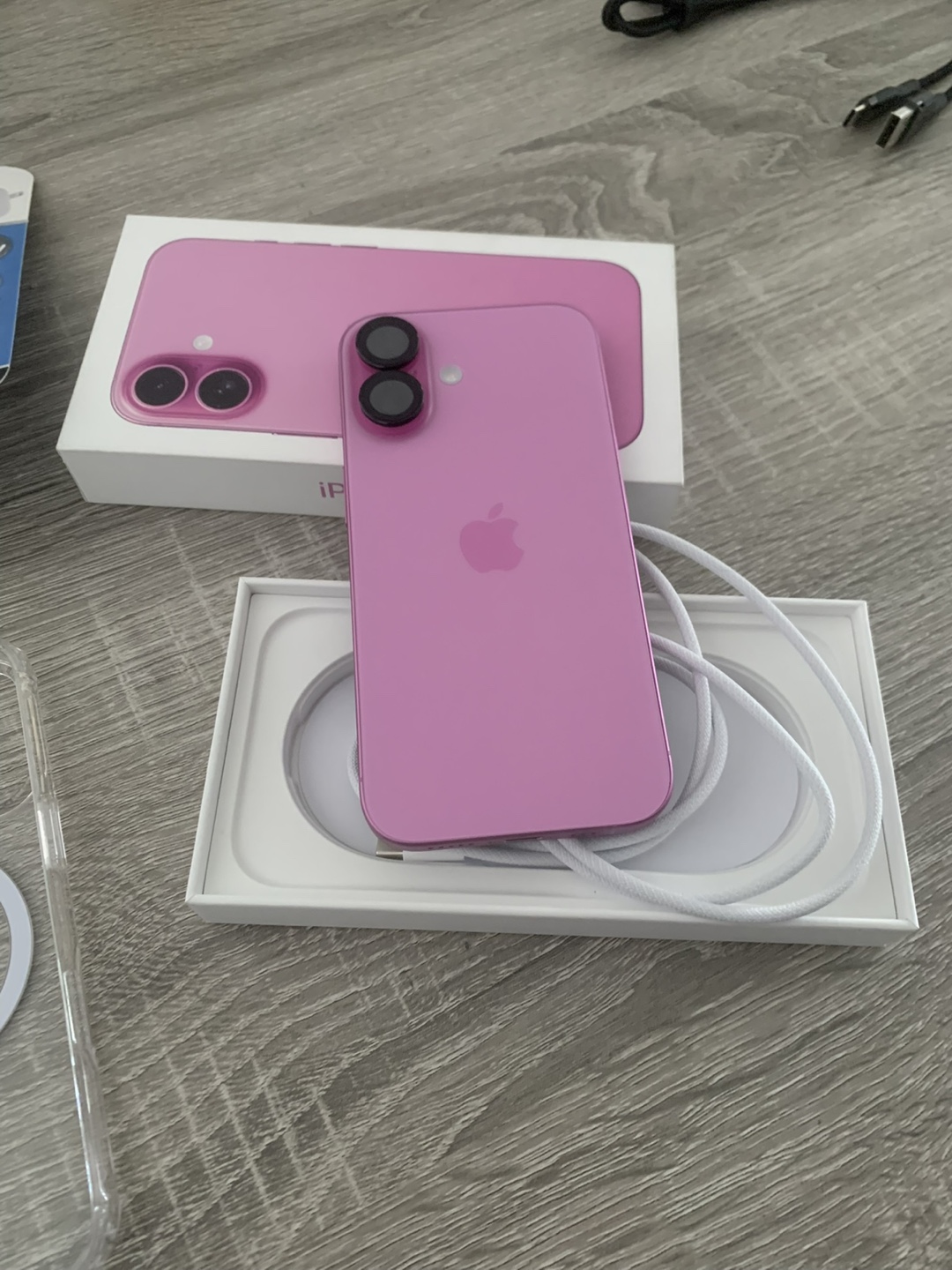 iPhone 16 in Lilac with Accessories - photo 2