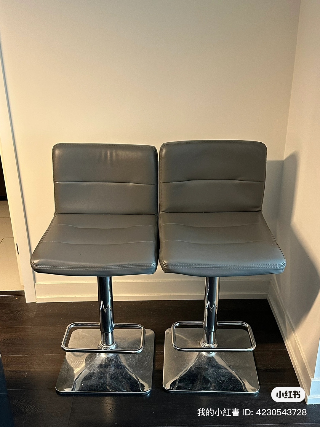 2 bar stools
