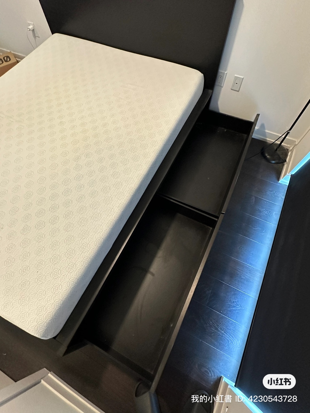 Queen Mattress and bed frame with storage drawers - photo 3