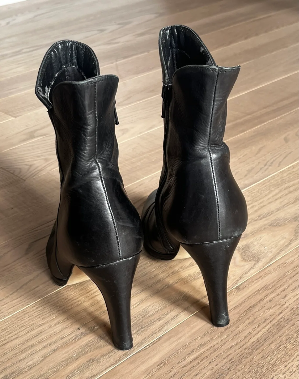 Women's Black Leather Ankle Boots image indicator(3)