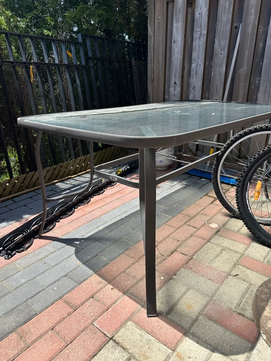 Glass-top patio table image indicator(2)