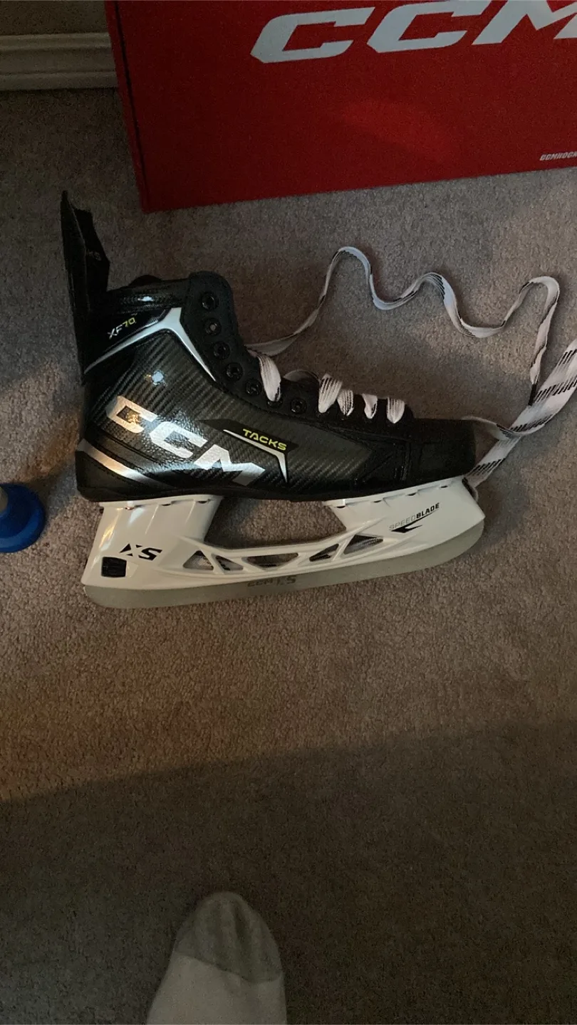 CCM Tacks 9060 Hockey Skates thumbnail