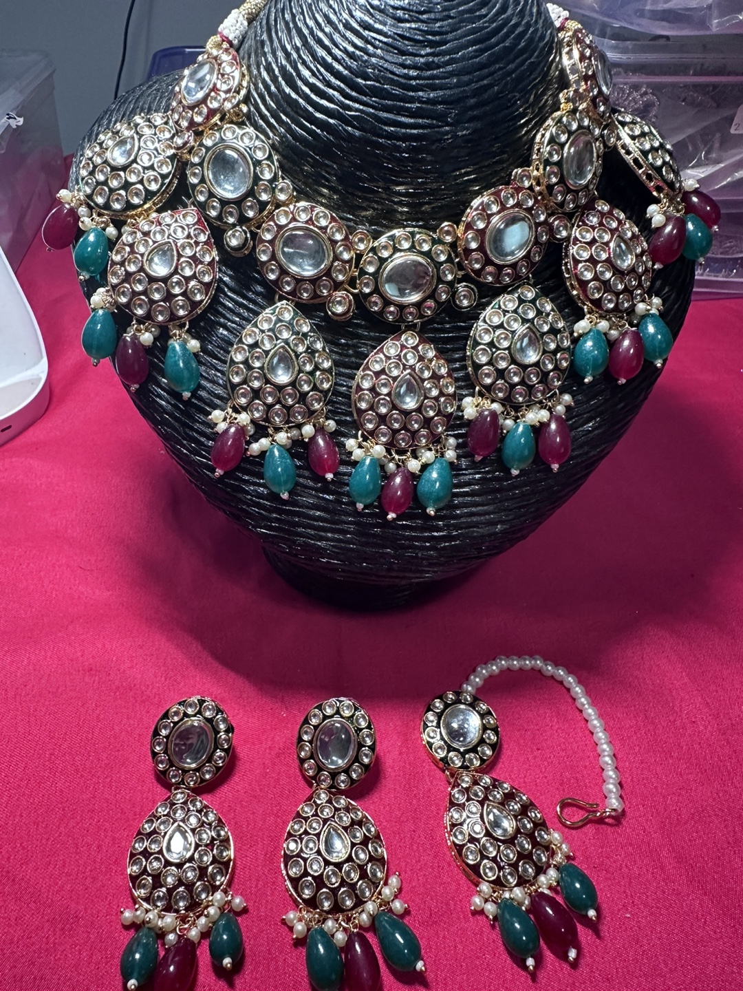 Gorgeous Kundan Necklace Set with Earrings and Maang Tikka