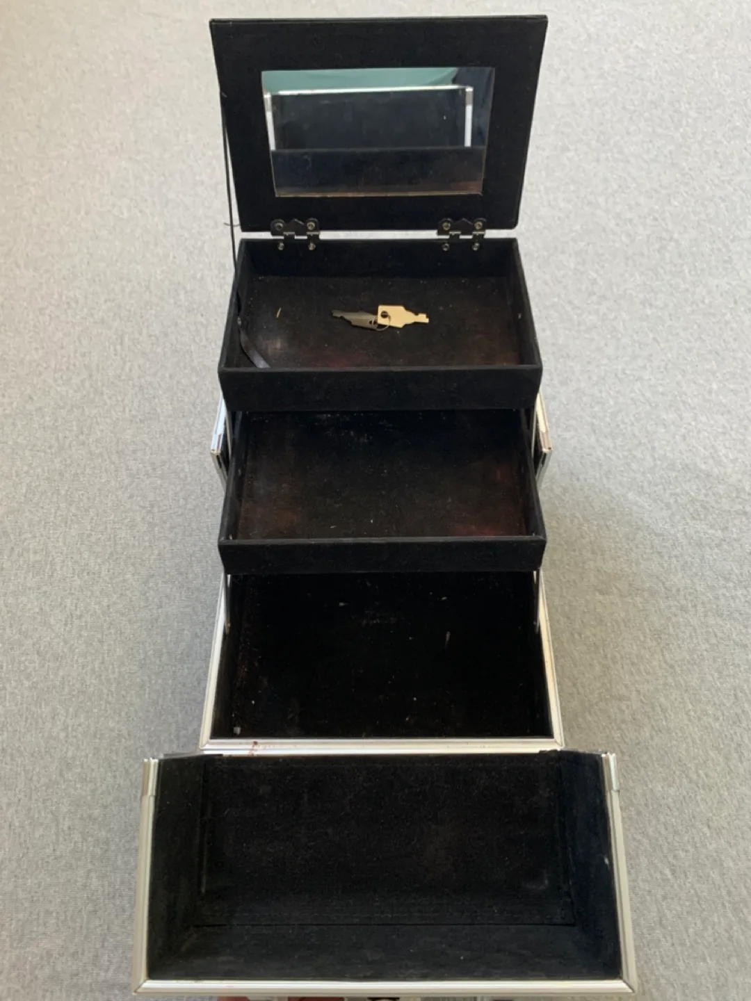 Portable Three-Tray Jewellery Case image indicator(3)