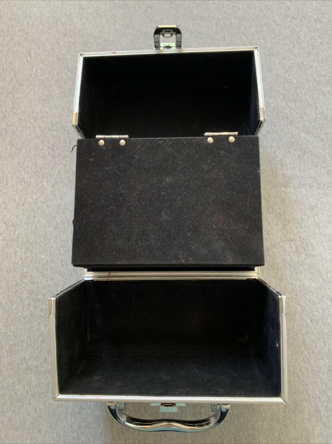 Portable Three-Tray Jewellery Case image indicator(2)