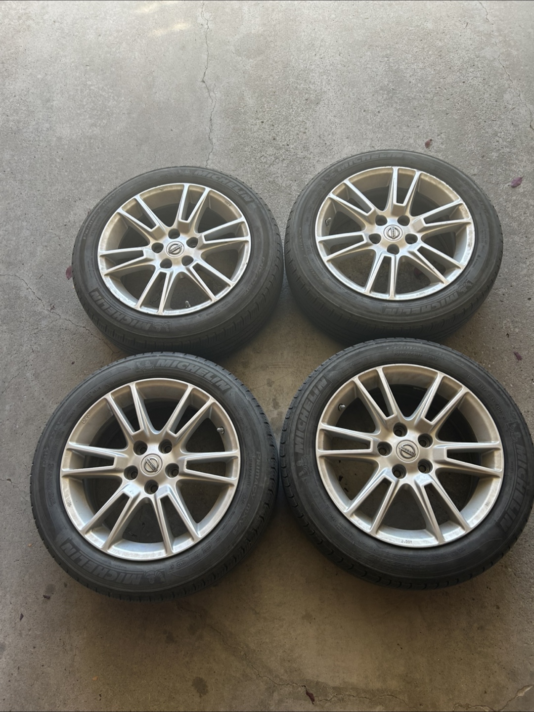 Set of 4 Nissan OEM 17" Alloy Wheels with Tires