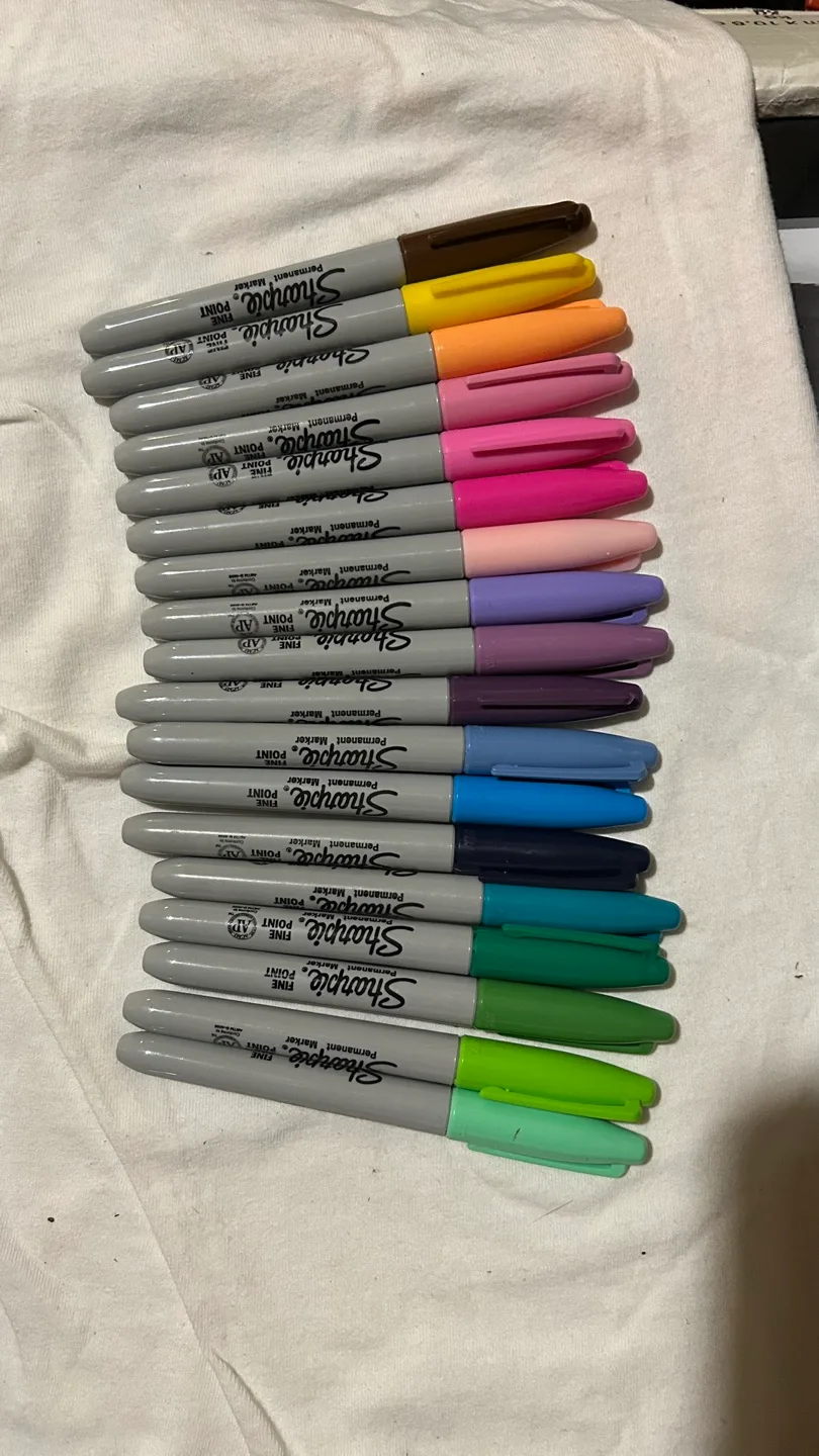 18 Sharpie Fine Point Permanent Markers - Assorted Colours thumbnail