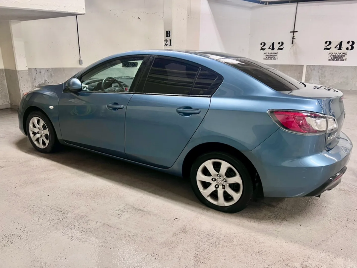 Mazda3 @ downtown  low mileage - excellent condition image indicator(5)