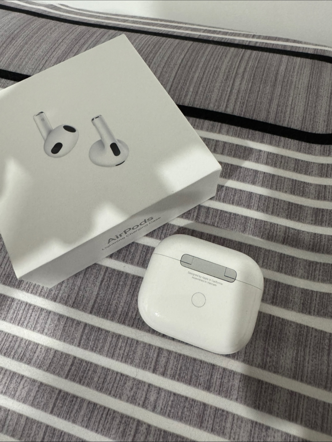 Apple AirPods Lightning Charging Case( case only ) - photo 4