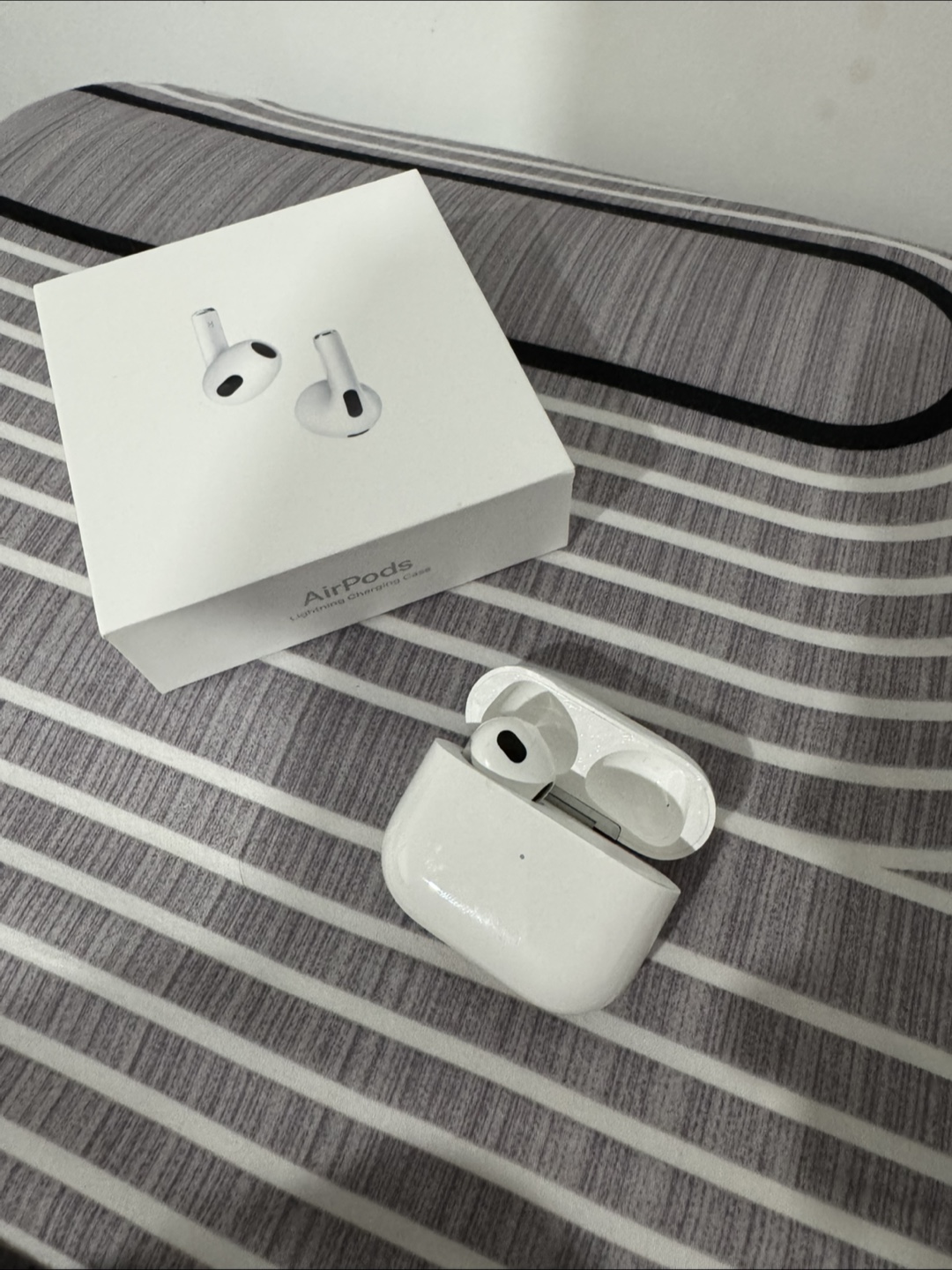 Apple AirPods Lightning Charging Case( case only )