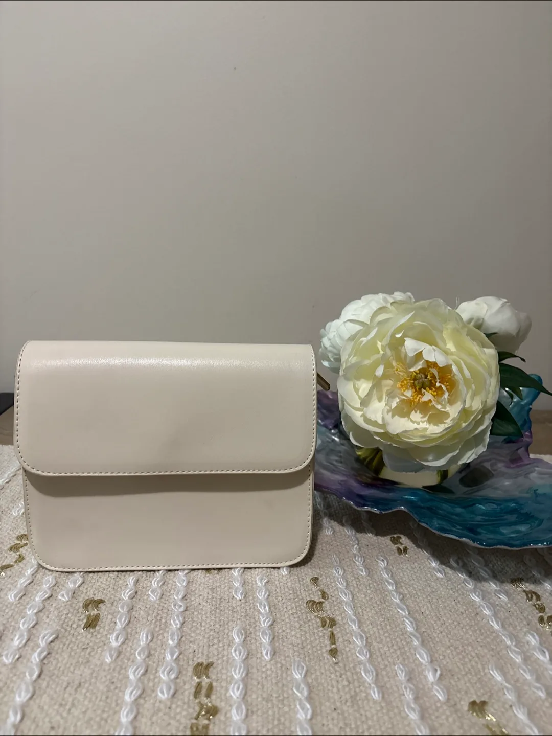 Cream-coloured crossbody bag thumbnail