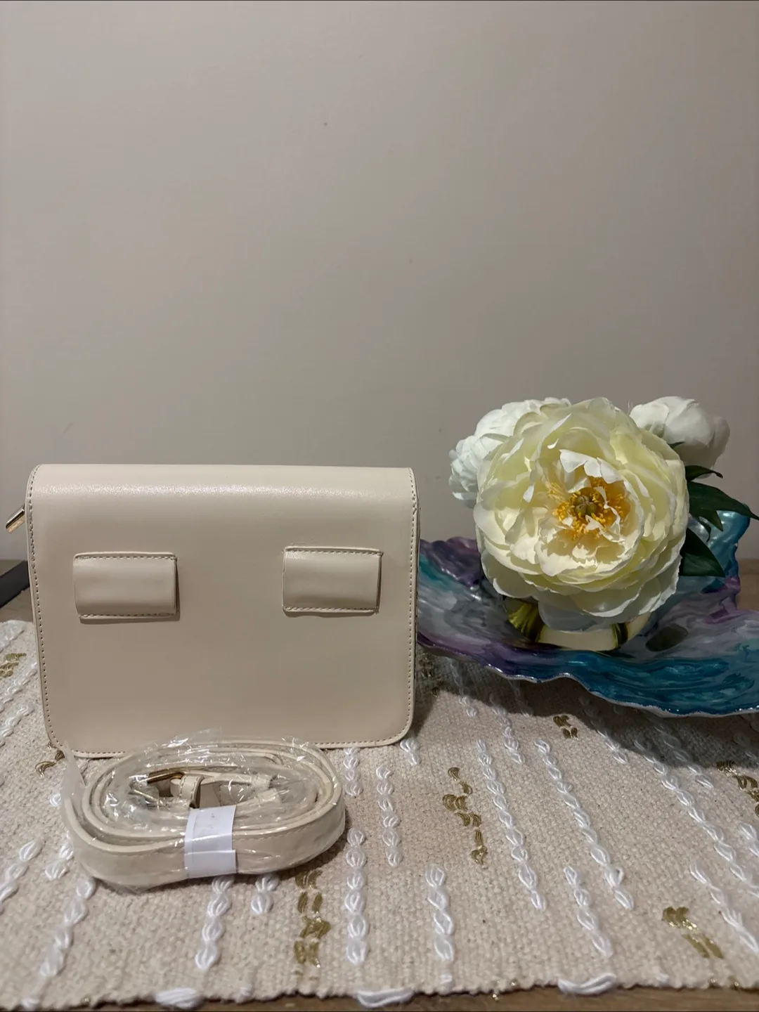 Cream-coloured crossbody bag image indicator(2)