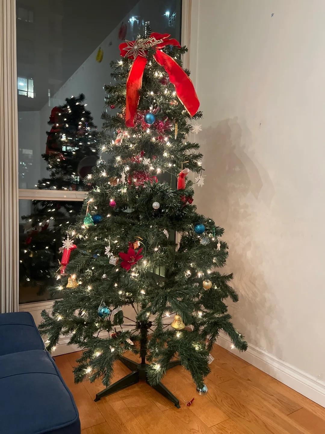 Pre-lit Artificial Christmas Tree thumbnail