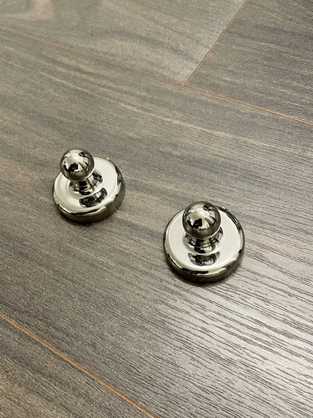 Like New Towel Shelf & Knobs image indicator(5)