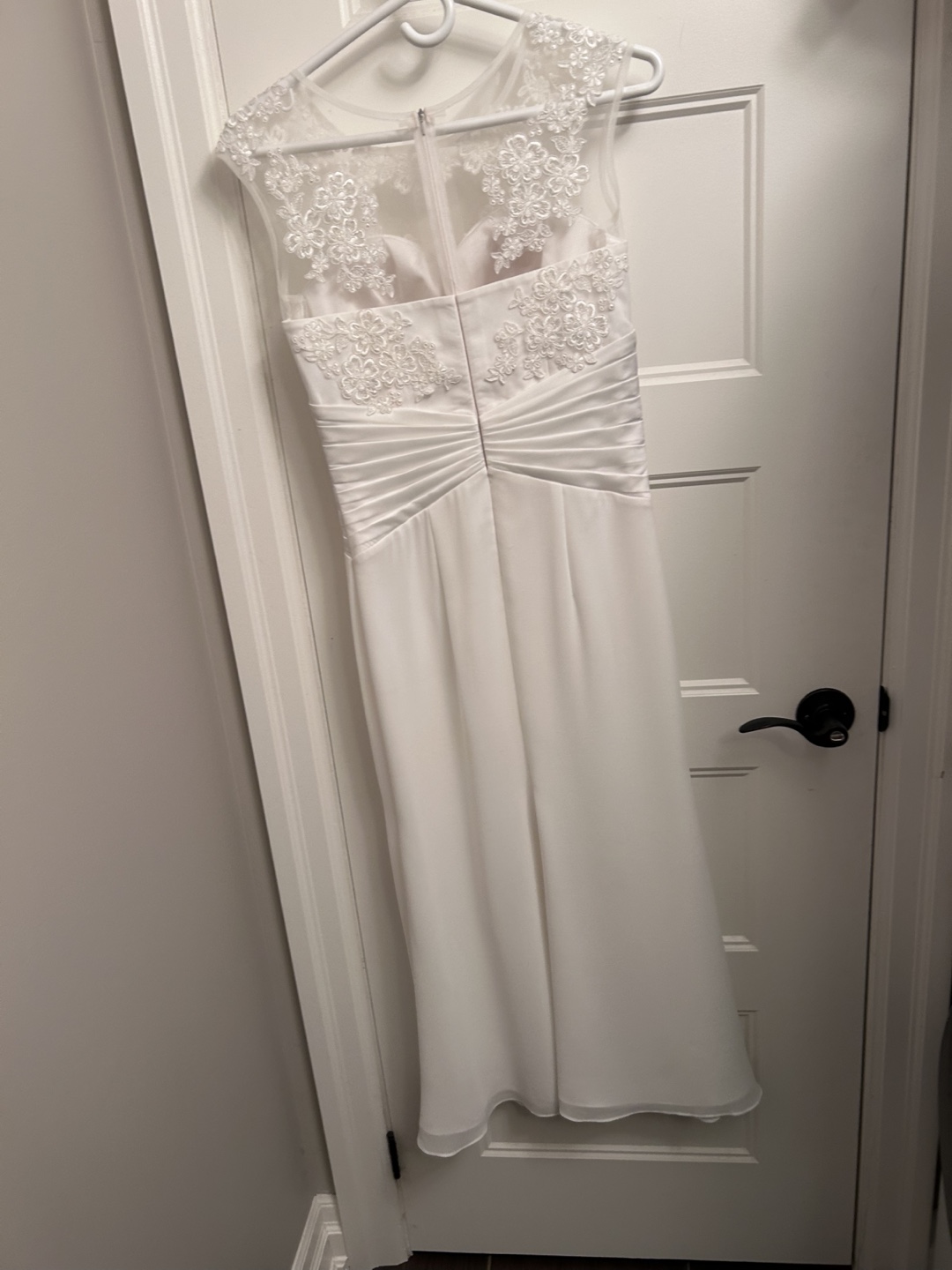 Elegant White Floor-Length Gown with Lace Detail - photo 4