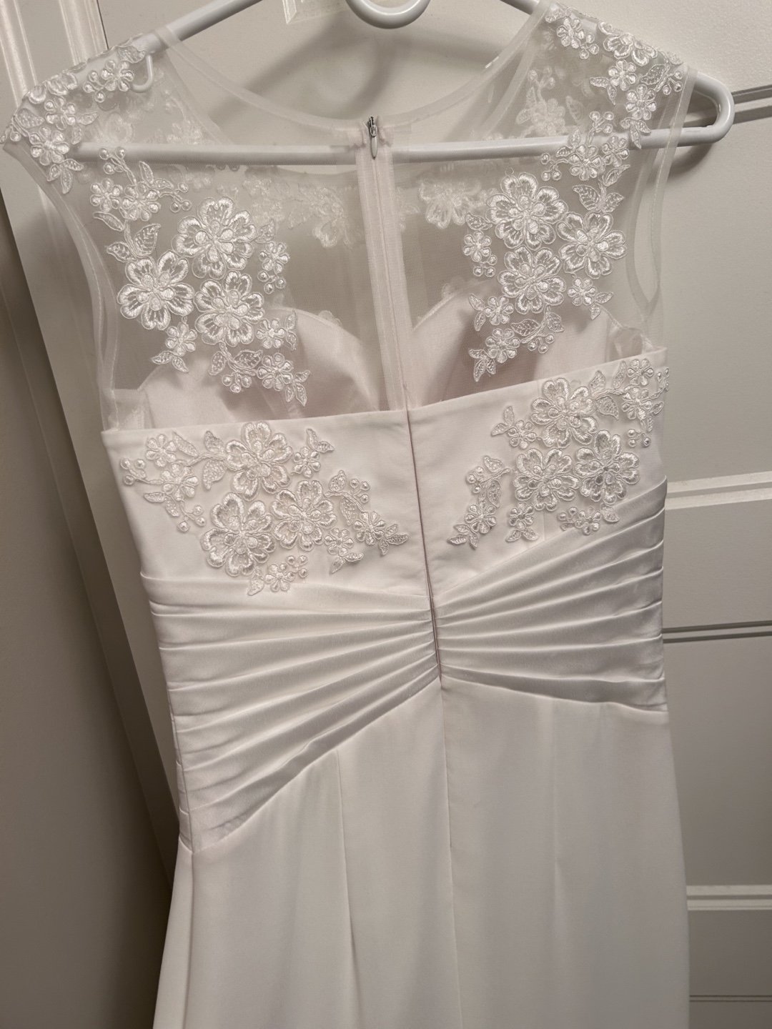 Elegant White Floor-Length Gown with Lace Detail - photo 2